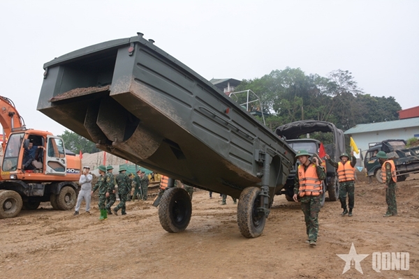 Tặng Bằng khen của Bộ trưởng Bộ Quốc phòng cho 5 tập thể, 37 cá nhân có thành tích xuất sắc đột xuất bắc cầu phao qua sông Lô
